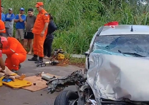 Bombeiros resgatam mulher presa em ferragens após acidente em Itacoatiara