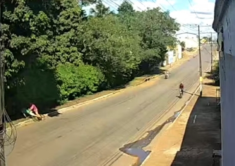 Idoso é brutalmente agredido após parar para ver queda de bicicleta 