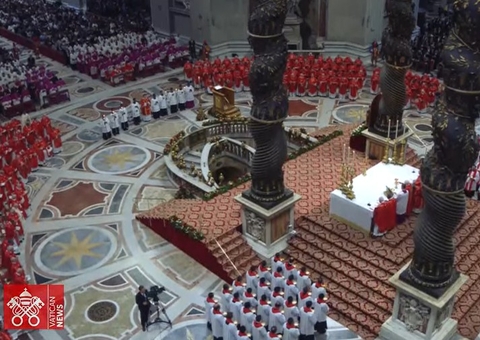 Conclave para escolha do novo papa tem início no Vaticano
