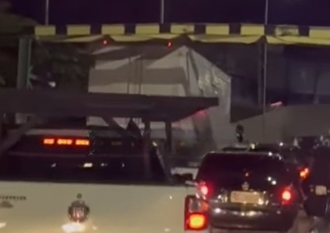 Caminhão fica preso ao colidir com limitador de altura no São Jorge