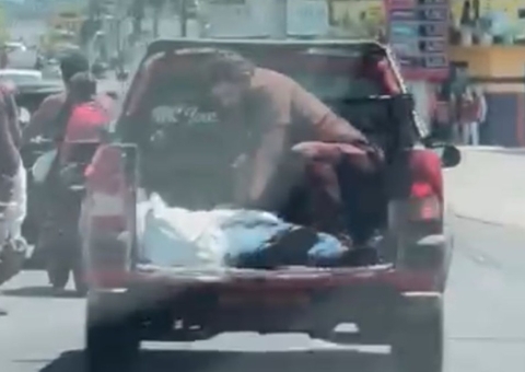 Idoso morre ao ter pernas esmagadas por carreta enquanto atravessa rua em Manacapuru