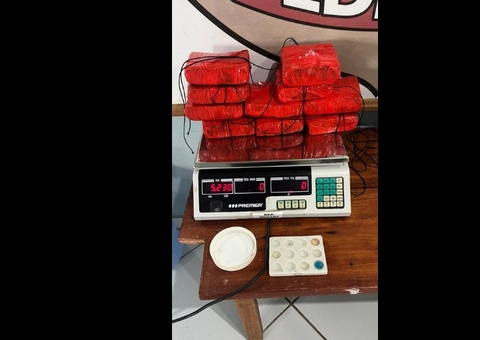 PF apreende 6kg de drogas em forro de lancha em Santo Antônio do Içá