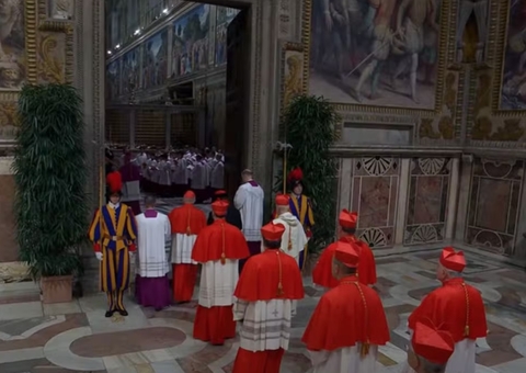 Cardeais entram na Capela Sistina em procissão e iniciam conclave; vídeo