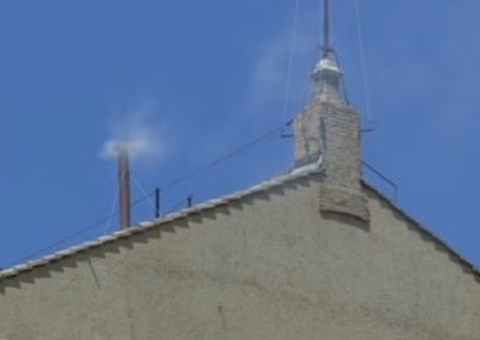 Cor da fumaça confunde e faz Vaticano publicar informação errada sobre escolha do papa
