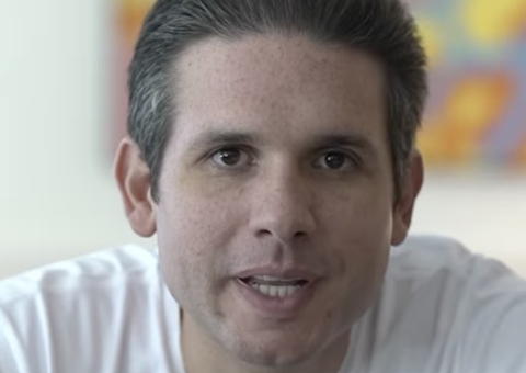 Perfil da Câmara dos Deputados confunde presidente da Casa com Hugo Gloss em post sobre novo papa