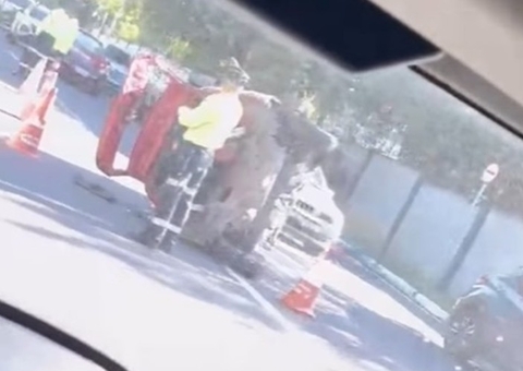 Carro capota na Av. São Jorge após colisão e deixa trânsito caótico