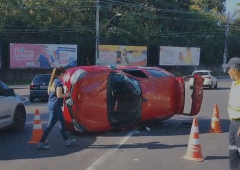 Motorista fica ferido em capotamento na Av. São Jorge