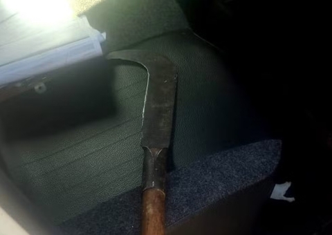 Homem é baleado por PM após ameaçar pedestres com foice