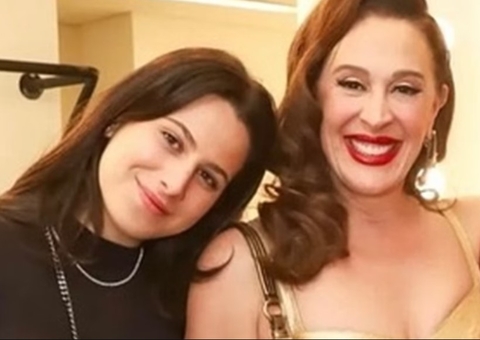 Claudia Raia diz que 'produziu' cenário para primeira relação sexual da filha
