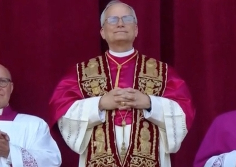 Papa Leão sai do Vaticano pela primeira vez e visita túmulo de Francisco