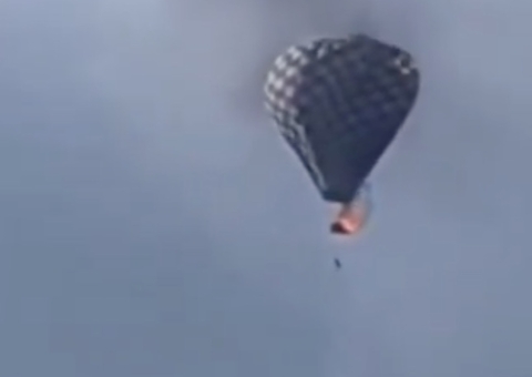 Balão de ar pega fogo e cai durante festival no México; vídeo
