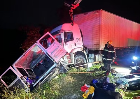 Acidente entre caminhão e micro-ônibus deixa criança e mais 8 mortos em Minas Gerais