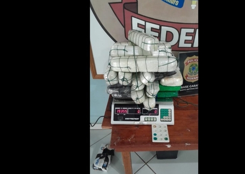 PF apreende 22 kg de drogas escondidos em saco de lixo em barco no Amazonas