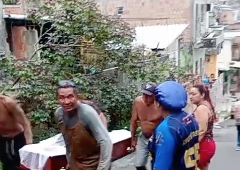 Caixão cai de carro de funerária em ladeira de Manaus; vídeo