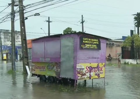 Duas pessoas morrem eletrocutadas em rua alagada em Recife 
