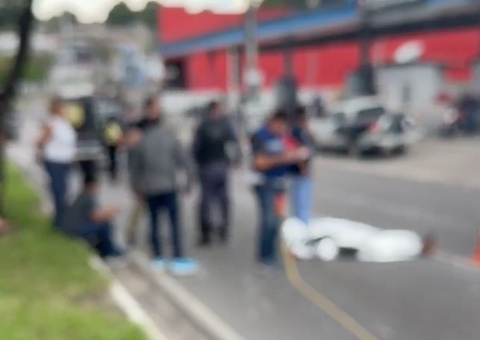 AO VIVO: Idoso sai de agência do INSS e atravessa a rua e é atingido por motociclista