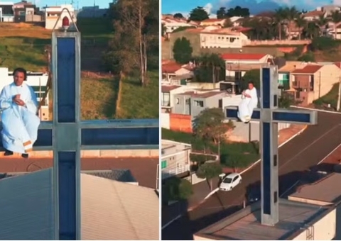 Fé nas alturas? Padre "escala" cruz de 30 metros para convidar fiéis para evento