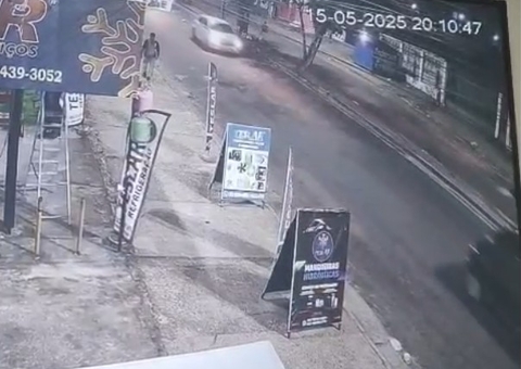 Veja momento em que idosa é esmagada por carro ao ser empurrada por morador de rua em Manaus