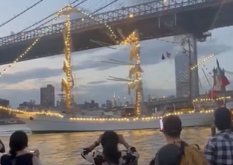 Navio da Marinha do México colide com a Ponte do Brooklyn em Nova York