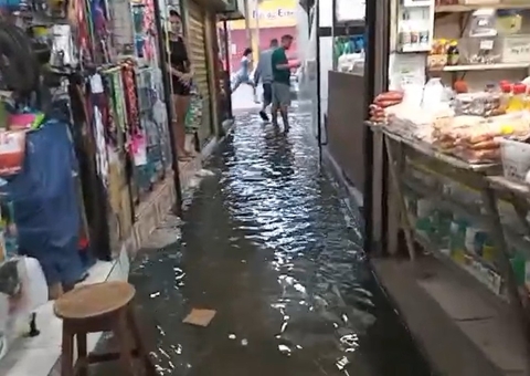Vídeos: Temporal alaga feira e ruas e causa transtornos em Manaus