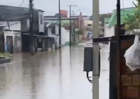 Moradores da Comunidade da Sharp tem casas alagadas durante chuva em Manaus