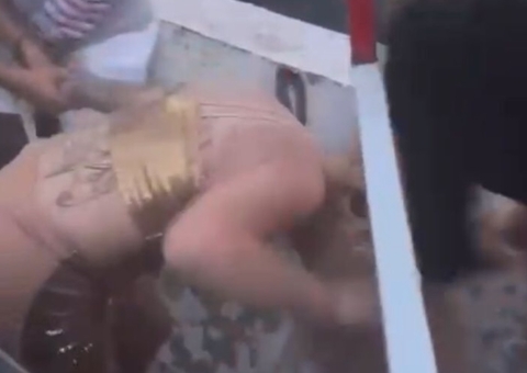 Briga por macho? Mulheres saem no tapa em 'adega' de Manaus