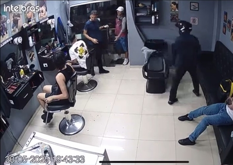 Suspeito armado ameaça e rouba clientes em barbearia em Manaus; vídeo