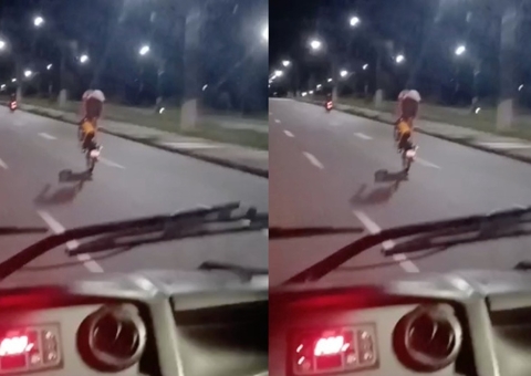 Sem capacete, homem é flagrado pilotando moto em pé na avenida das Torres