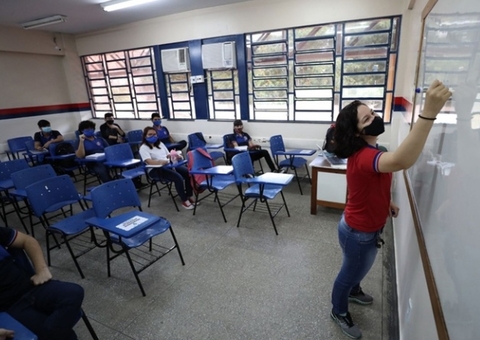 Justiça garante reajuste a professora aposentada em Manacapuru