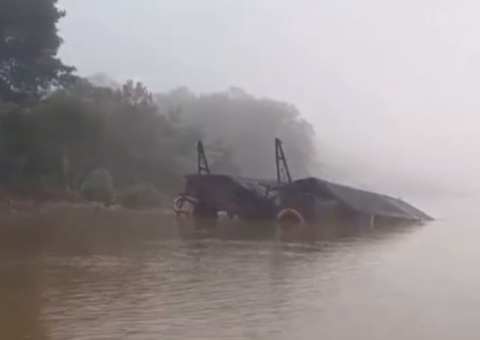 Embarcações de garimpo afundam após colisão com balsas no Amazonas; vídeo