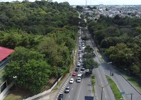 Pane em carreta e ação de limpeza causam congestionamento na Rodrigo Otávio