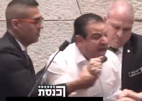 Opositor é retirado à força do Parlamento de Israel após criticar mortes em Gaza; vídeo