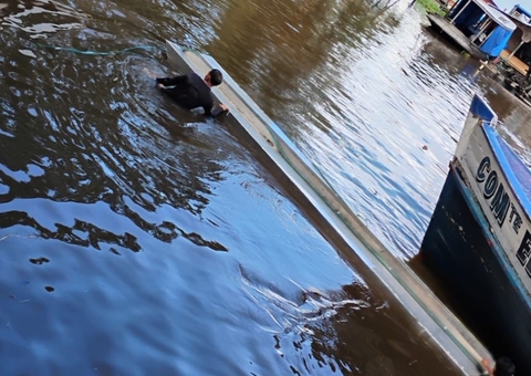 Mais de uma tonelada de haxixe é retirada de compartimento submerso de barco no Amazonas; vídeo