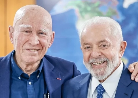 Lula homenageia Sebastião Salgado com minuto de silêncio no Planalto