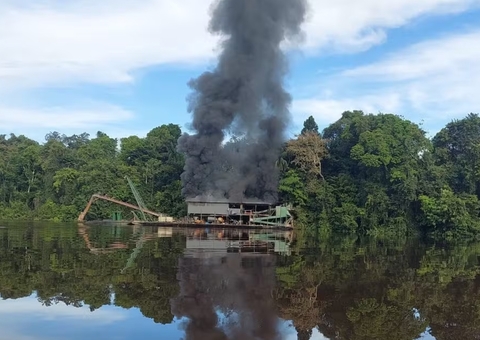 Draga usada no garimpo ilegal é destruída durante operação em Japurá