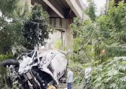 Motorista morre após caminhão betoneira despencar de viaduto em SP