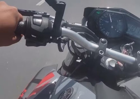 Motociclista ignora limite e chega a 100 km/h no Viaduto Rei Pelé; local já registrou duas mortes