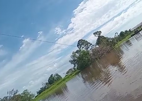 Homem morre eletrocutado após barco bater em fio de alta tensão em Manacapuru
