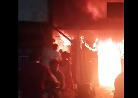 Moradores fogem às pressas durante incêndio em casa na Cidade Nova