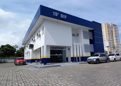 AO VIVO: Homem invade casa e ameaça se matar na frente da esposa e da mãe