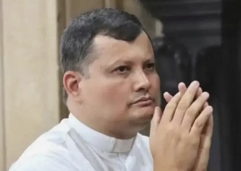 Padre que estava desaparecido é encontrado preso em telhado