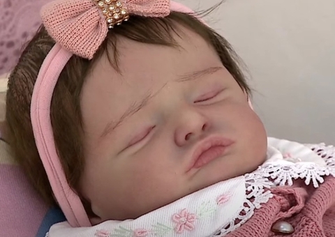 Recepcionista aciona Justiça da BA após empresa não reconhecer bebê reborn para licença-maternidade