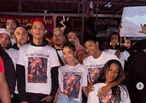 Vivi Noronha e Oruam protestam em frente ao presídio onde está MC Poze