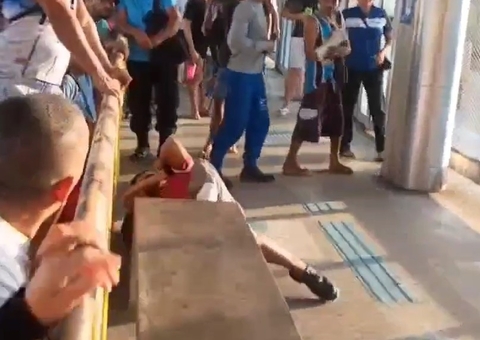 Passageiro dá mata-leão em homem durante briga no Terminal 1 em Manaus