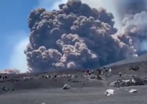 Vulcão Etna entra em erupção na Itália e turistas fogem da cratera