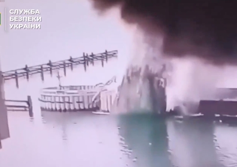 Ucrânia ataca ponte da Crimeia com explosivos submersos; vídeo