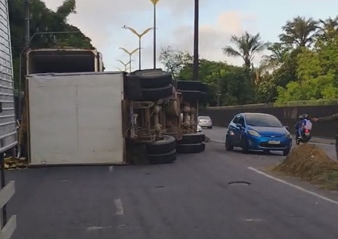Caos: Carreta atinge muro da Base Aérea e tomba na Av. Rodrigo Otávio
