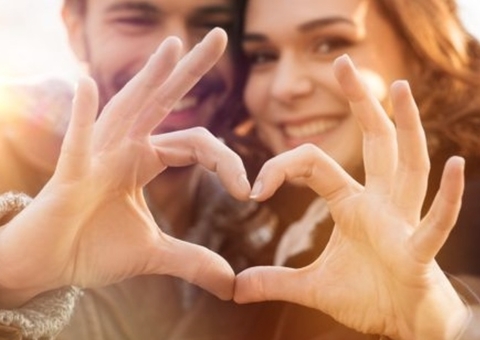 Estar com quem se ama pode contribuir para equilíbrio emocional, aponta psicólogo