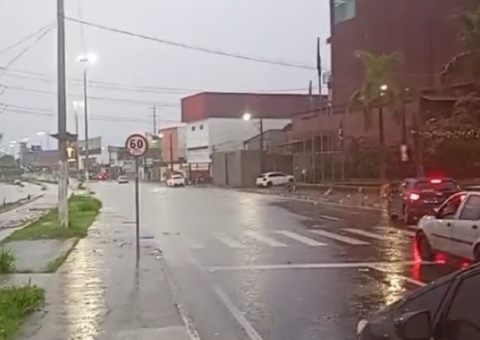 Manaus e municípios do Amazonas registram chuva forte neste domingo