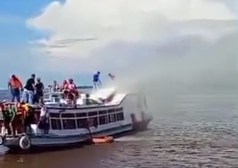 Passageiros entram em desespero durante incêndio em lancha no Rio Amazonas